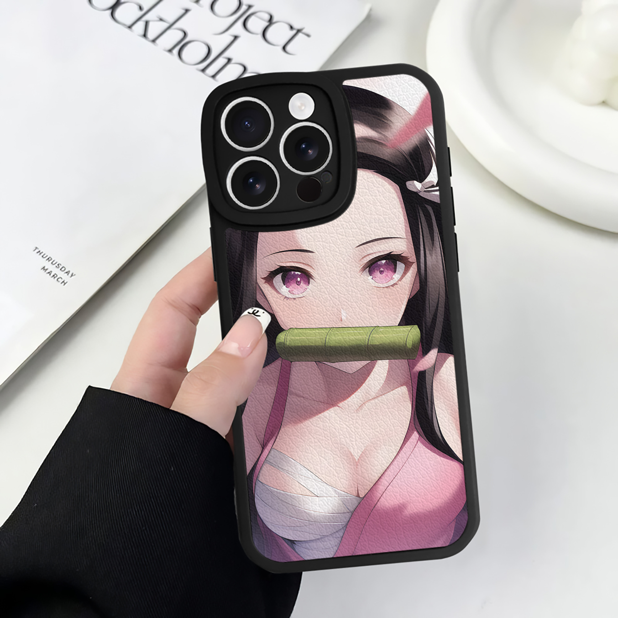 （画像用） 鬼滅の刃（きめつのやいば）竈門 禰󠄀豆子／かまど ねずこ Kamado Nezuko 【iPhone 16シリーズ対応】シリコンスマホケース（レザー調） 材質：シリコン